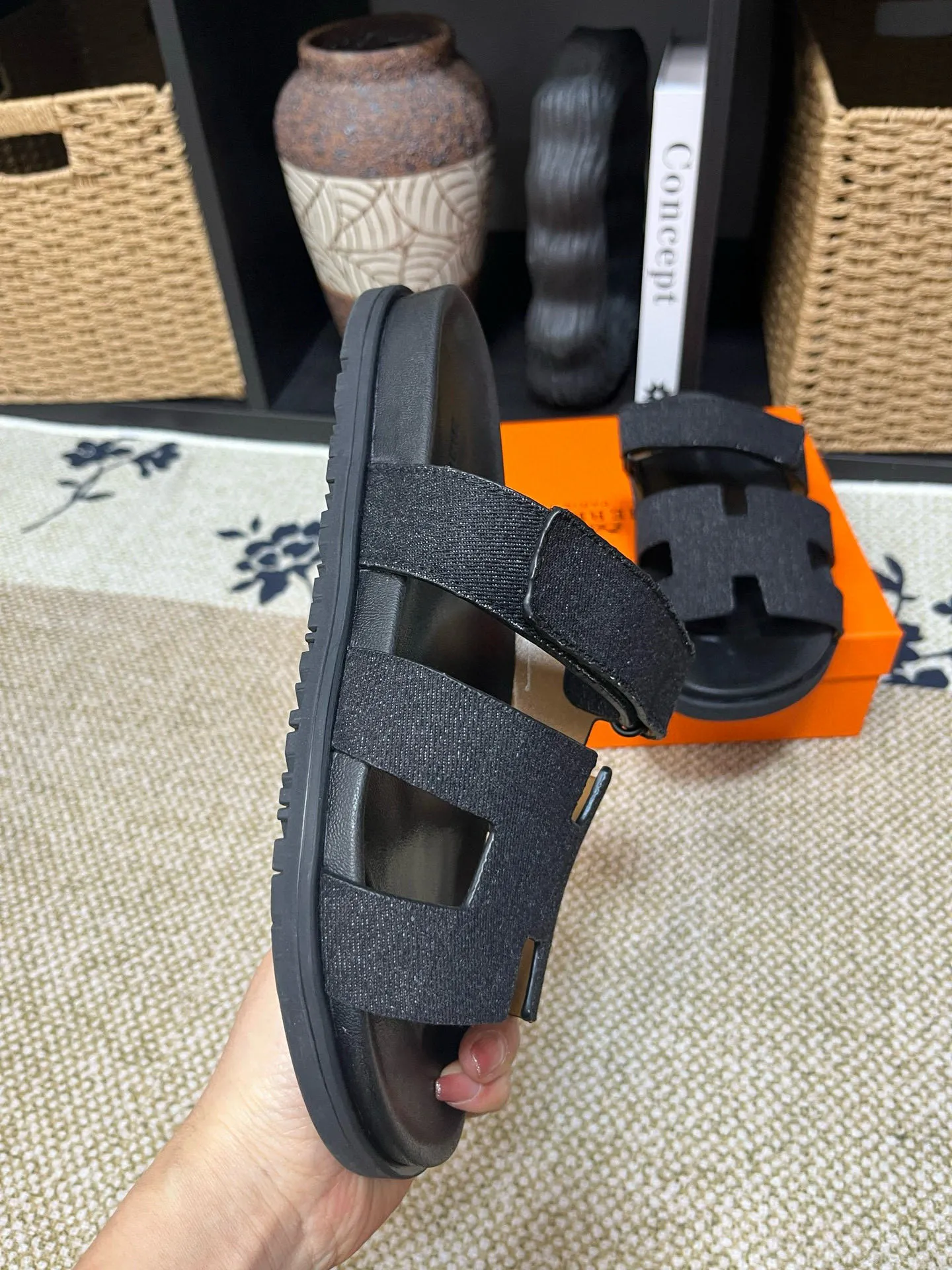 P300 Long-term stock Hermes men’s Kazimir slippers for couples - top quality woven calfskin functional sandals with intertwined uppers inspired by the “H” iconic pattern to create a casual look, perfect for summer. Imported cowhide + cowhide lining + TUP outsole Size: 35-46